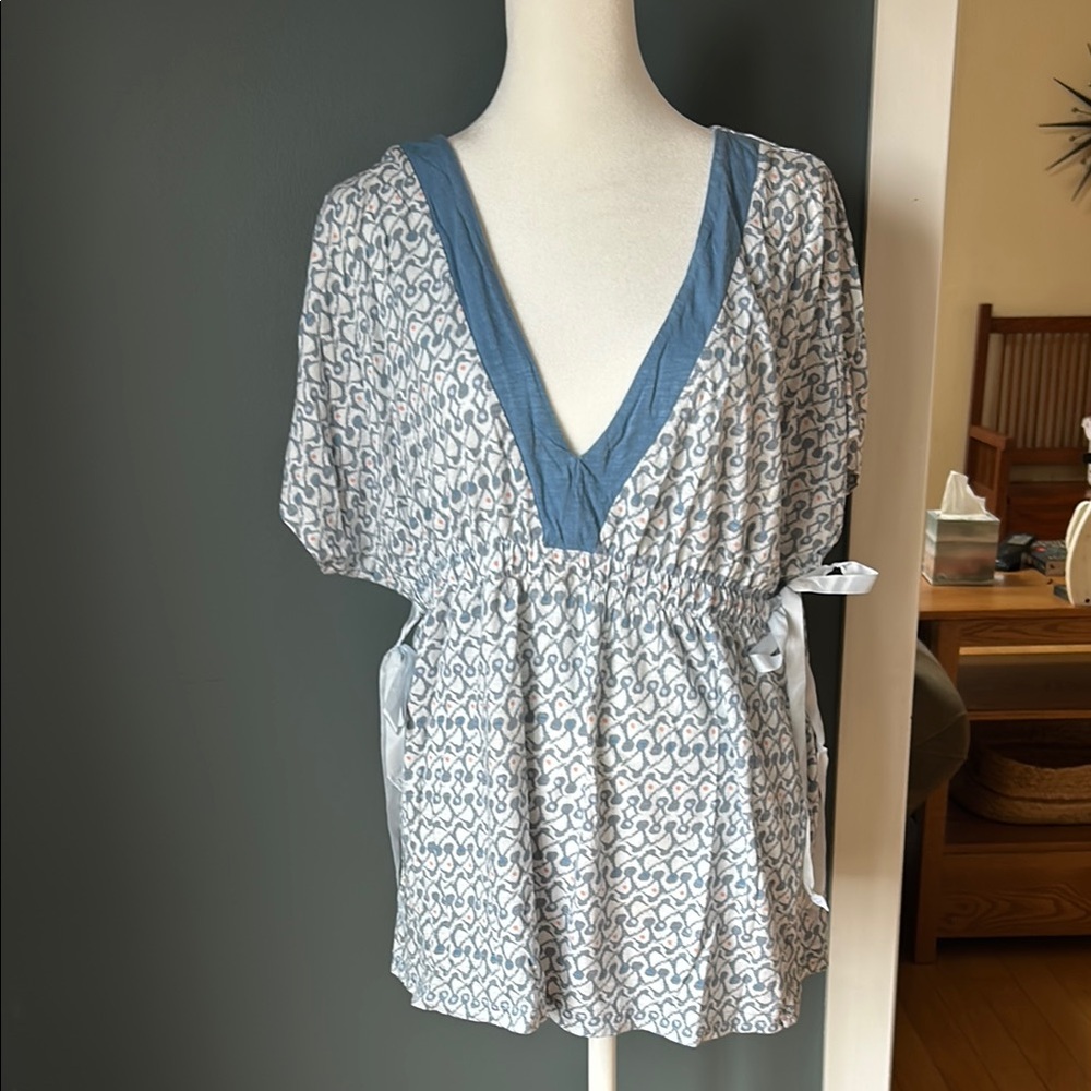 Chic Blue and White Patterned Blouse